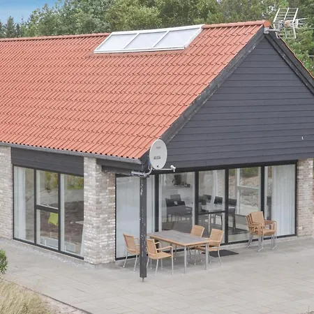 Three-bedroom In Holiday home *